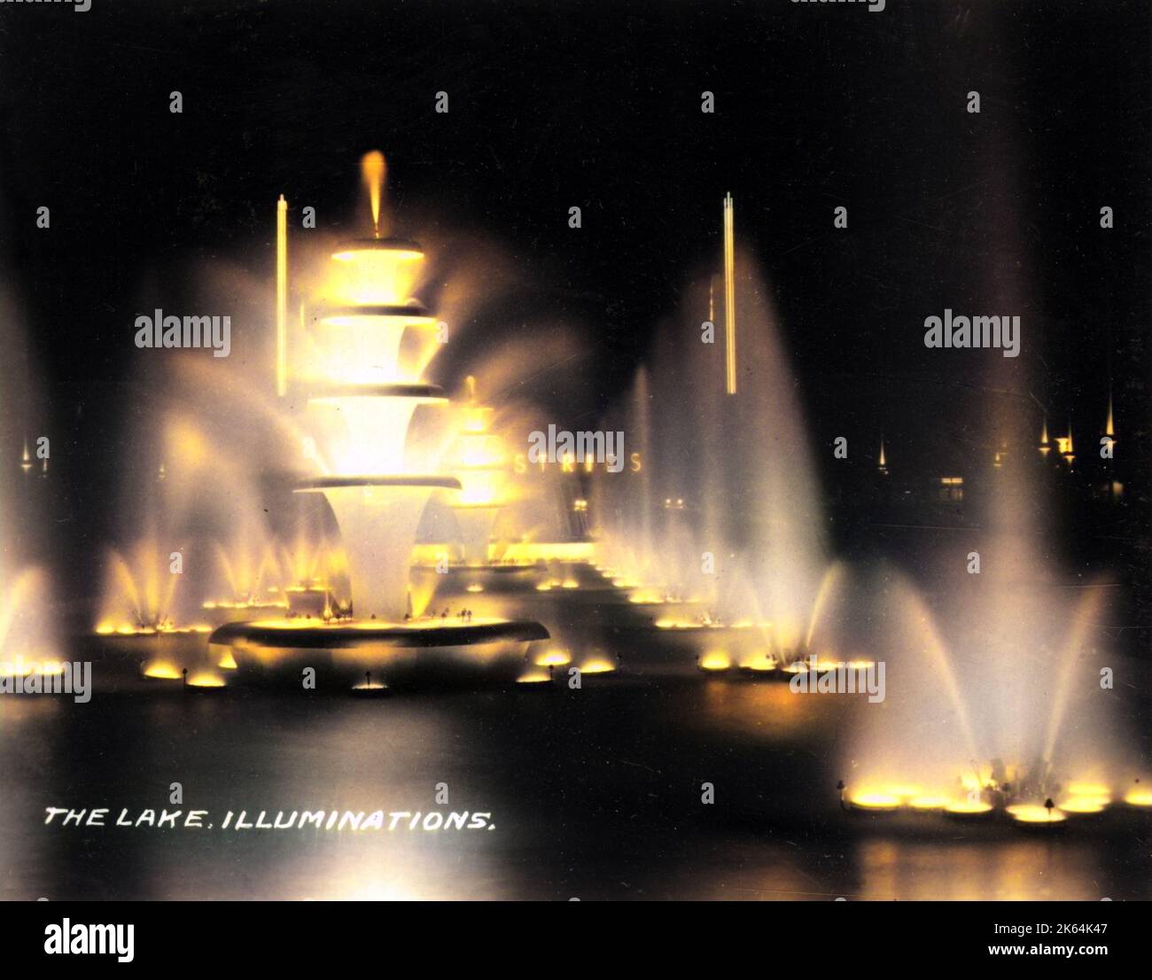 The Lake Illuminations - British Empire Exhibition - Glasgow, Schottland (Mai - Dezember 1938). Die Ausstellung wurde von Thomas S. Tait geplant, dem Leiter eines Teams von neun Architekten, darunter Basil Spence und Jack Coia. Stockfoto