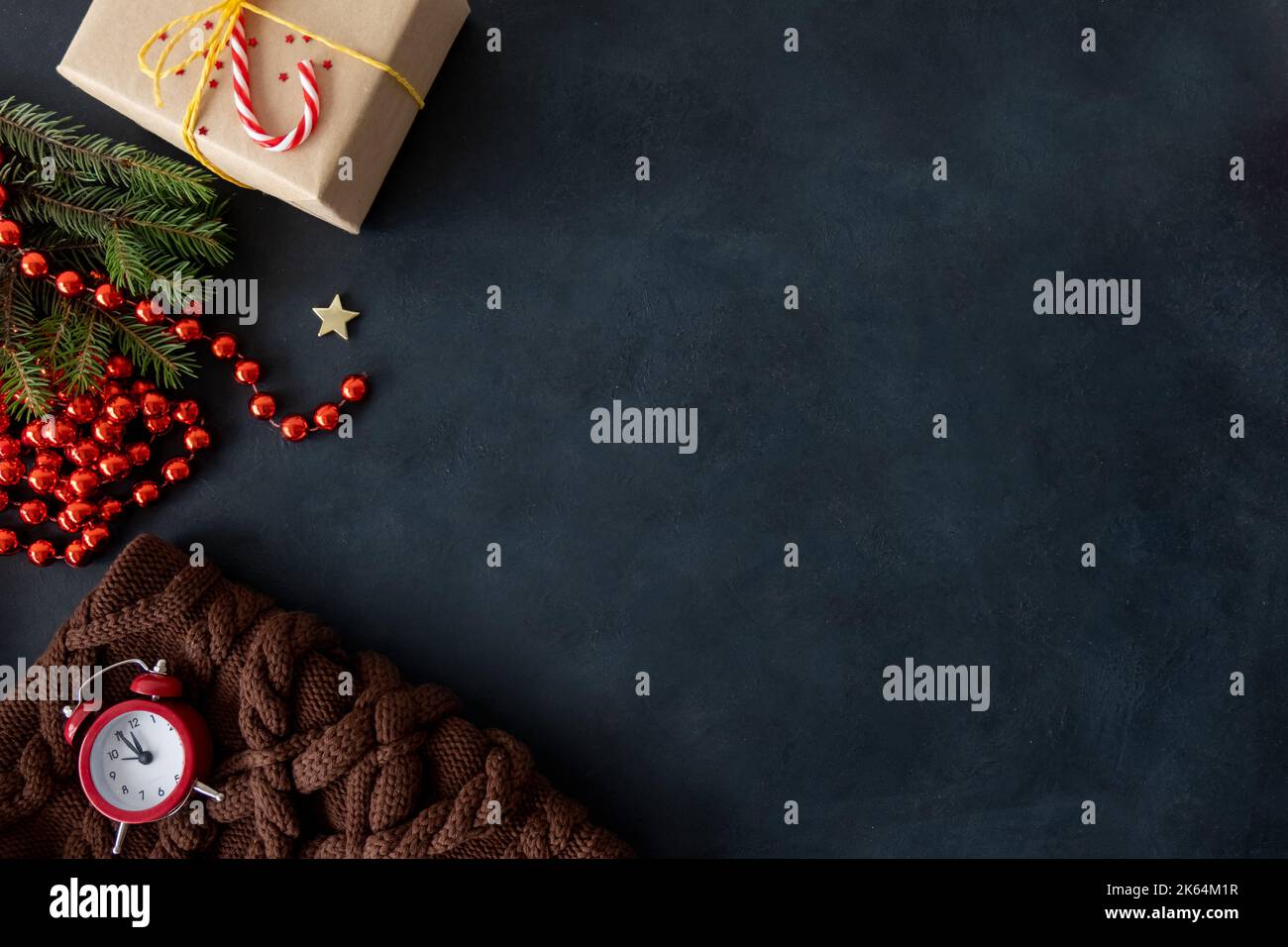 weihnachtszeit festliche Hintergrund Uhr gestrickt Pullover Stockfoto