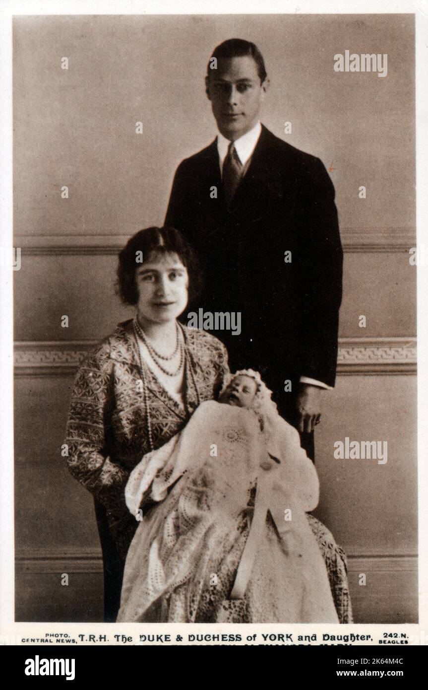 Der Herzog (später König Georg VI.) (1895-1952) und die Herzogin (später Königin Elizabeth, die Königin Mutter) von York (1900-2002) und ihre Tochter Prinzessin Elizabeth Alexandra Mary (später Königin Elizabeth II.) (1926-). Datum: 1926 Stockfoto