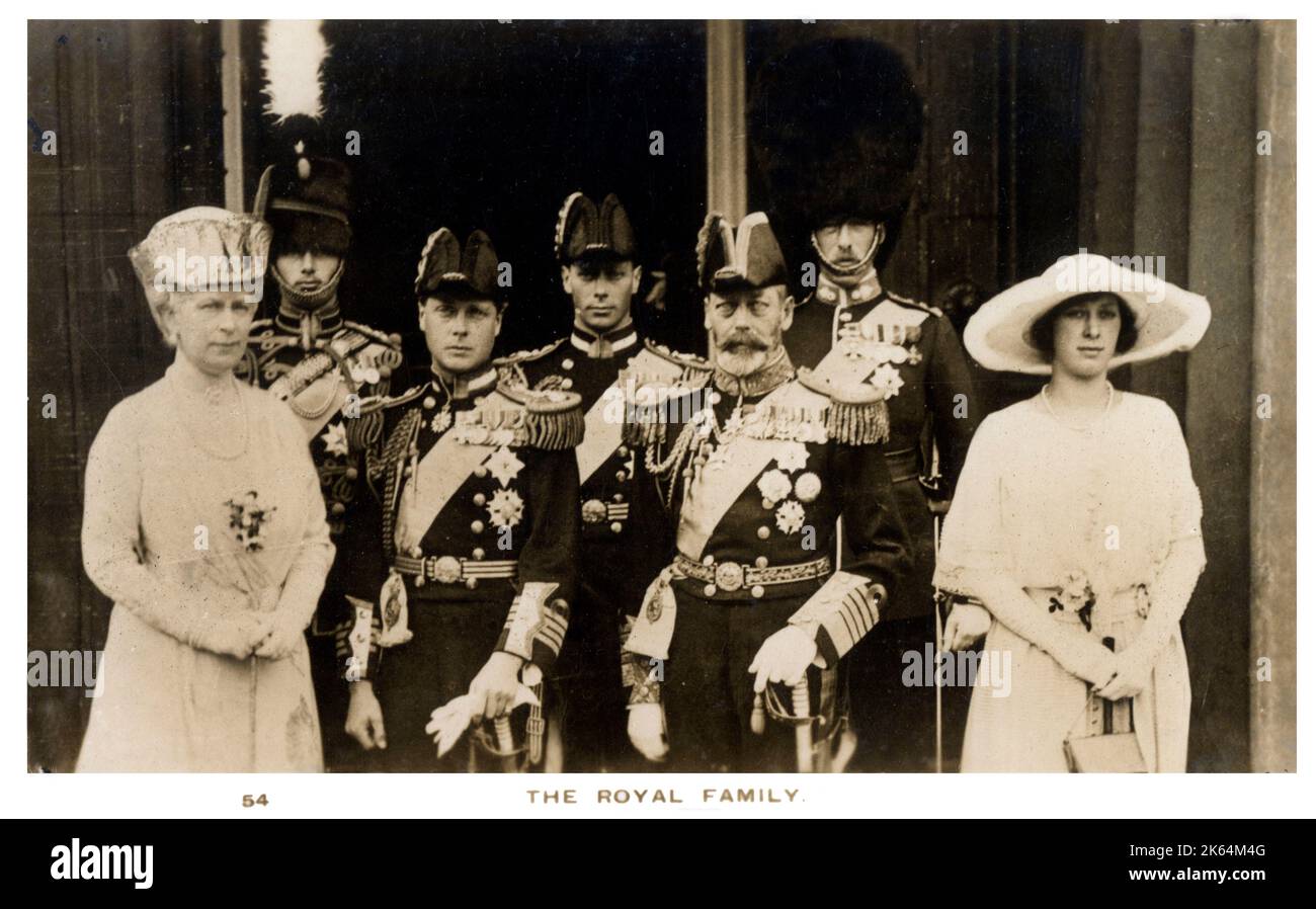Britische Königsfamilie - von links nach rechts: Königin Mary (1867-1953), Henry, Herzog von Gloucester (1900-1974), Prinz Edward, Prinz von Wales (später König Edward VIII), dann Herzog von Windsor nach Abdankung) (1894-1972), Prinz Albert, Herzog von York (später König George VI) (1895-1952), König George V (1865-1936), Viscount Lascelles, später der 6. Graf von Harewood (1882-1947) und Viscountess Lascelles (früher Prinzessin Mary, später Prinzessin Royal und Gräfin von Harewood) (1897-1965). Stockfoto
