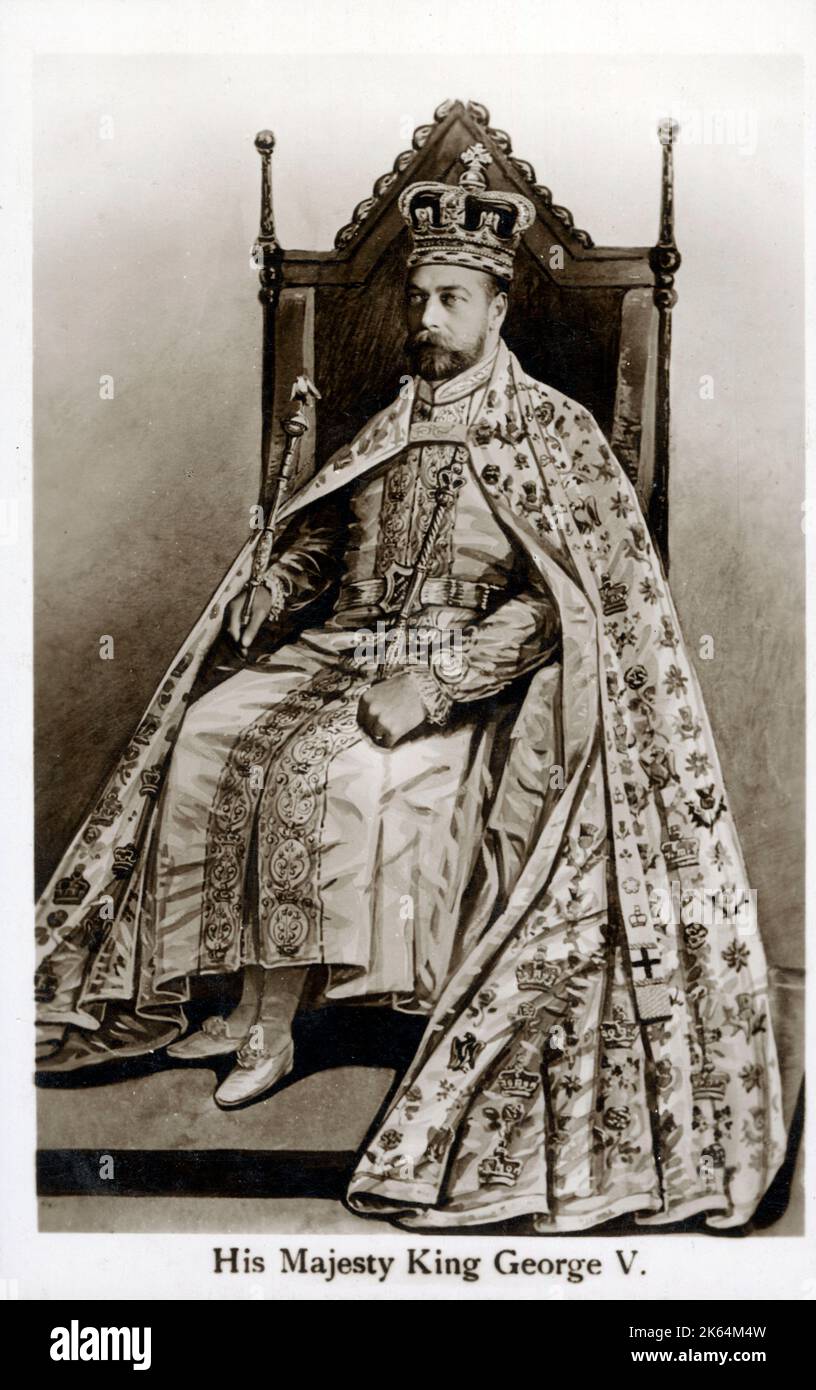 König George V. (1865-1936) auf dem Krönungsstuhl - Postkarte zur Gedenkkrönung. Die Krönung von George und Mary fand am 22. Juni 1911 in der Westminster Abbey statt. Stockfoto