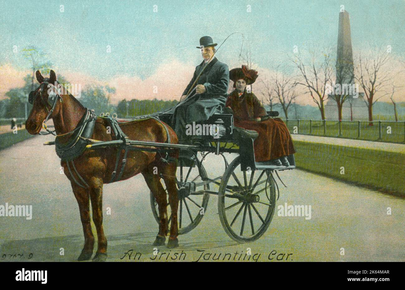 Ein irisches Jaunting Car in Phoenix Park, Dublin, Irland. Als leichte zweirädrige Kutsche für ein einzelnes Pferd, mit einem Sitz vor dem Fahrer, war das jaunting car ein beliebtes Transportmittel im 19.. Jahrhundert in Dublin, das von Valentine Vousden in einem Lied mit diesem Namen populär wurde. Datum: Ca. 1905 Stockfoto