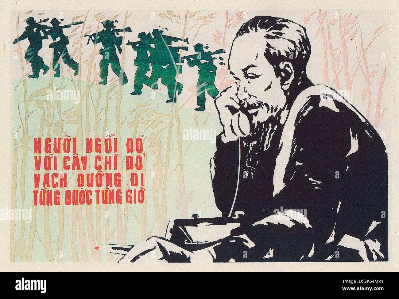 Vietnamesisches Patriotic Poster - 'Ho Chi Minh unternimmt jeden Schritt und jeden Schritt neben seinen Truppen, auch wenn er nicht physisch an ihrer Seite ist'. Stockfoto