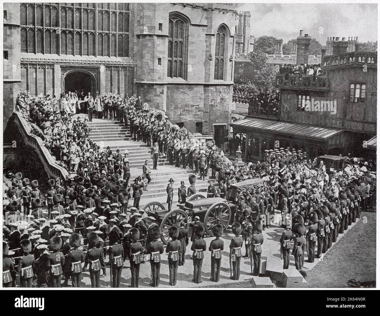 Begräbnis von König Edward VII., 20. Mai 1910. Die Ankunft des Cortege in St. George's Chapel, Windsor, die Träger nehmen den Sarg. Stockfoto