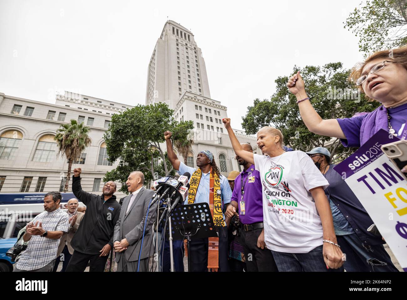 Los Angeles, USA. 11. Oktober 2022. Klerusmitglieder und lokale Aktivisten veranstalten eine Kundgebung und Pressekonferenz außerhalb VON LA City über rassistische Kommentare von MITGLIEDERN DES Stadtrates VON LA über Mitbürger und das schwarze Kind eines ratsmitglieds. 10/11/2020 Los Angeles, CA. USA (Foto: Ted Soqui/SIPA USA) Quelle: SIPA USA/Alamy Live News Stockfoto