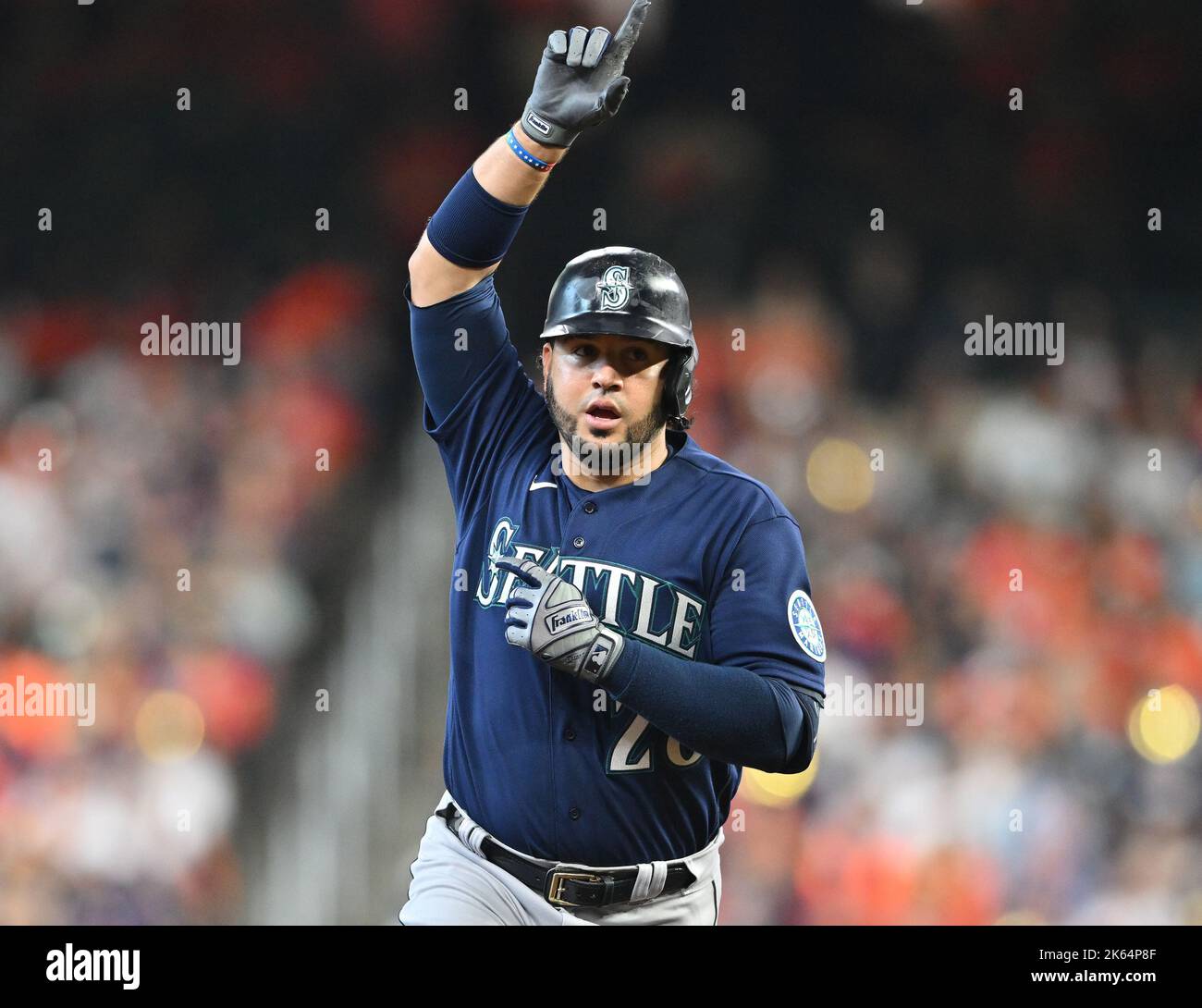 Houston, Usa. 11. Oktober 2022. Seattle Mariners Eugenio Suarez führt die Basen nach einem Solo-Heimlauf im siebten Inning, um den Mariners einen 7-3-Vorsprung gegenüber den Houston Astros zu geben, während eines Spiels einer American League Division Series im Minute Maid Park in Houston, Texas am Dienstag, 11. Oktober 2022. Foto von Maria Lysaker/UPI Kredit: UPI/Alamy Live News Stockfoto