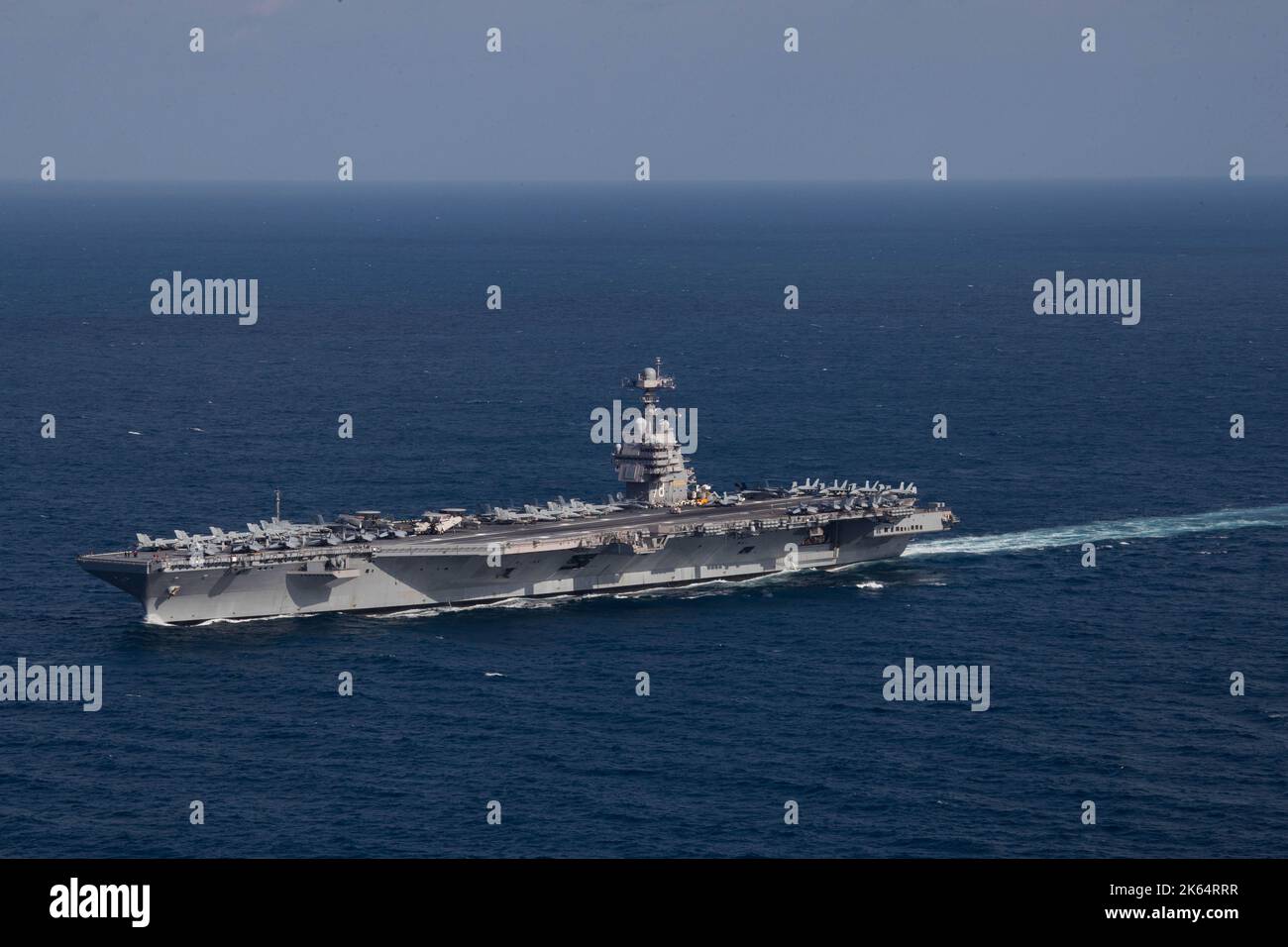 Atlantik, Spanien. 09. Oktober 2022. Die US Navy USS Gerald R. Ford, ein Führungsschiff der Ford-Klasse, dampft während eines simulierten Transits mit der Ford Carrier Strike Group am 9. Oktober 2022 in der Nähe von Spanien den Atlantik. Kredit: MC2 Jackson Adkins/U.S. Navy Photo/Alamy Live News Stockfoto