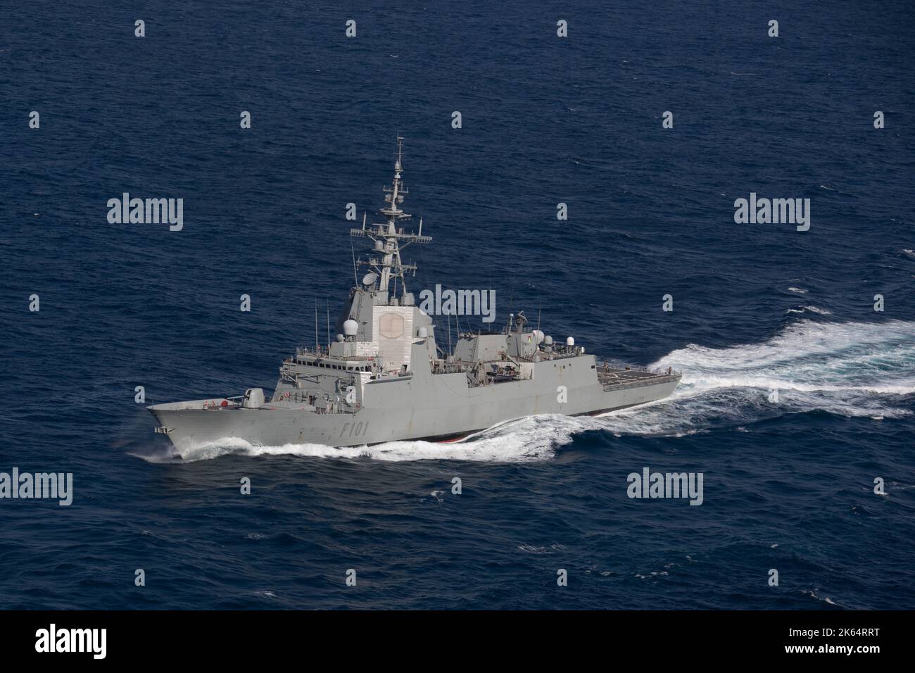 Atlantik, Spanien. 09. Oktober 2022. Die spanische Marine Alvaro de Bazan Klasse Fregatte Alvaro de Bazan dampft den Atlantischen Ozean während eines simulierten Transits mit der Ford Carrier Strike Group, 9. Oktober 2022 in der Nähe von Spanien. Kredit: MC2 Jackson Adkins/U.S. Navy Photo/Alamy Live News Stockfoto