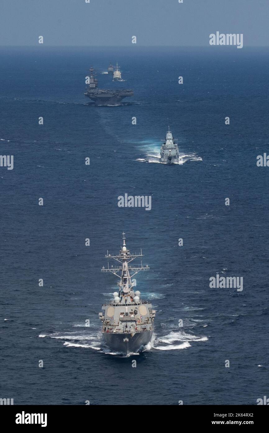 Atlantik, Spanien. 09. Oktober 2022. Die US Navy USS Gerald R. Ford, ein Führungsschiff der Ford-Klasse, dampft während eines simulierten Transits mit der Ford Carrier Strike Group am 9. Oktober 2022 in der Nähe von Spanien den Atlantischen Ozean neben NATO-Escort-Schiffen. Kredit: MC2 Jackson Adkins/U.S. Navy Photo/Alamy Live News Stockfoto