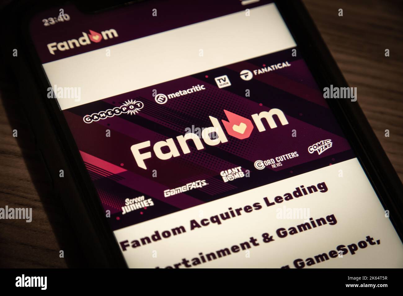 Post of Fandoms Buyout 7 Websites von Red Ventures (GameSpot, TV Guide, Giant Bomb, Cord Cutters News, GameFAQs, Metacritic & Comic Vine) auf dem iPhone Stockfoto
