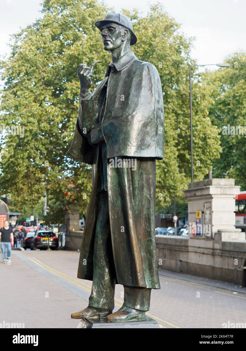 Bronzestatue des Bildhauers John Doubleday des berühmten fiktiven Detektivs Sherlock Holmes vor der U-Bahnstation Baker Street in der Marylebone Road in London Stockfoto