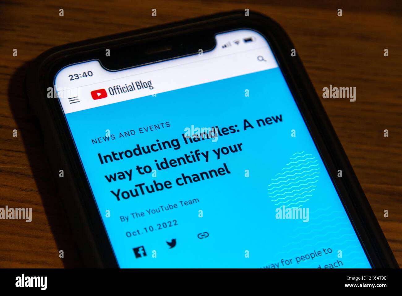 Ein Blogbeitrag über die Einführung von Handles auf YouTube von der YouTube-Blogseite auf dem iPhone. Handles sind eine neue eindeutige Kennung auf YouTube-Kanälen. Stockfoto