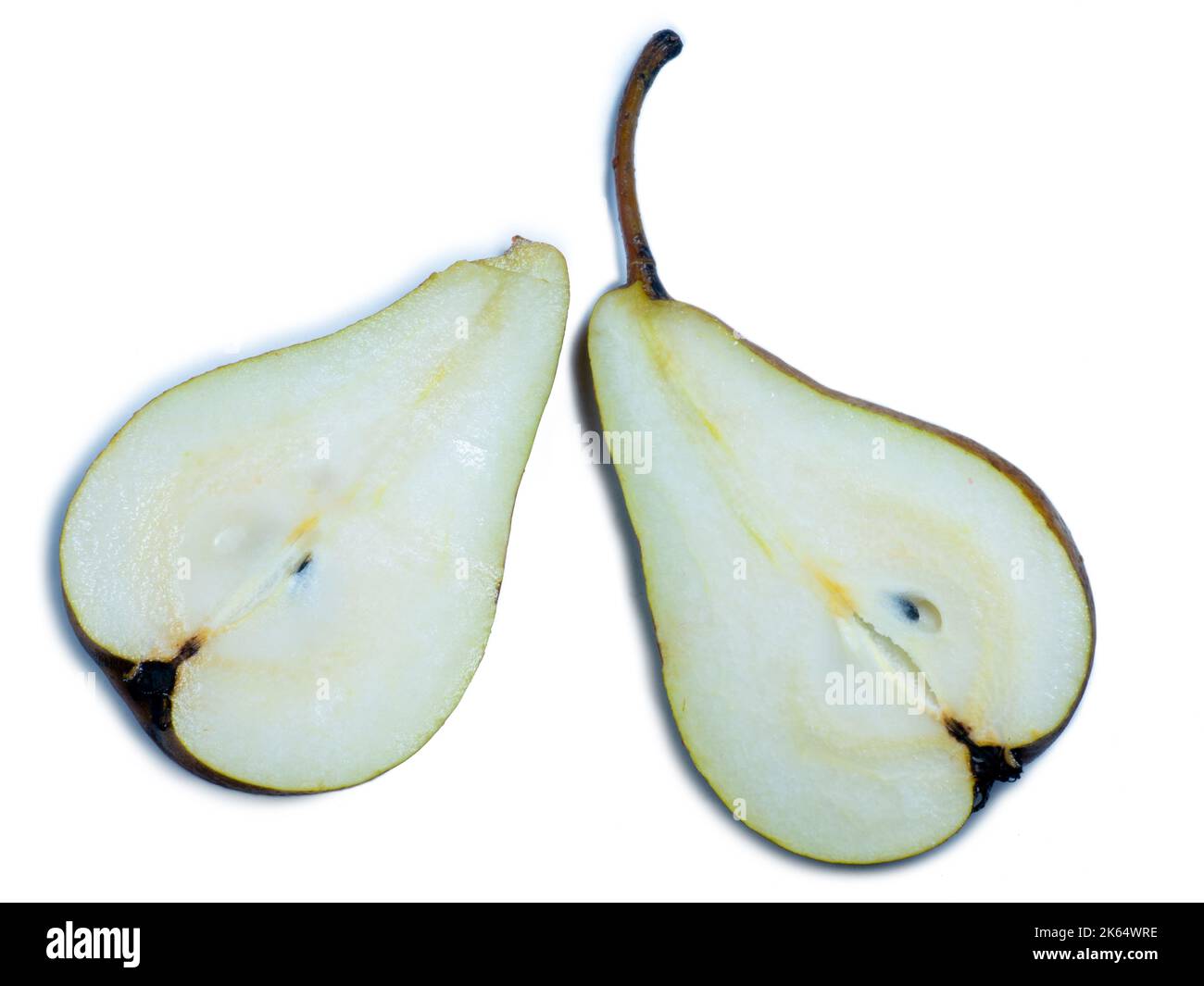 Birne in Scheiben auf weißem Hintergrund. Eine der Sorten von Birne. Das Fruchtfleisch der geschnittenen Frucht. Stücke von südlichen Früchten. Plantagenernte. Von der gar Stockfoto