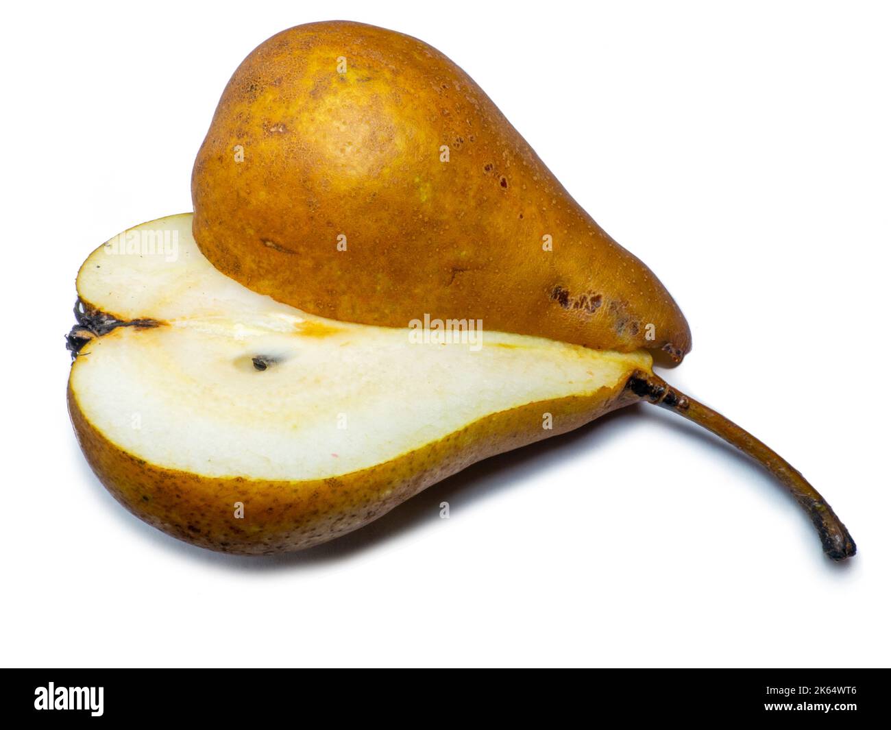 Eine Birne in zwei Hälften geschnitten. Das Fruchtfleisch einer saftigen Frucht. Gelbe Birne auf weißem Hintergrund. Essen für einen Liebhaber von Rohkost. Köstlicher Snack. Fruchtfülle Stockfoto