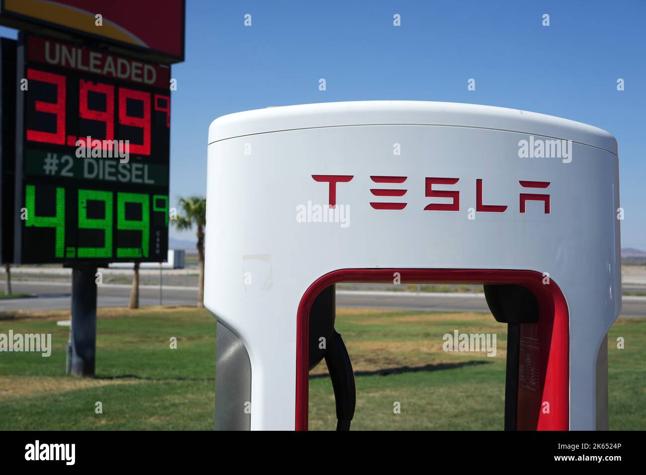 A Tesla Supercharger Station, Dienstag, 27. September 2022, mit Benzinpreisen an einer Flying J Travel Center Tankstelle in Ehrenburg, Ariz Stockfoto