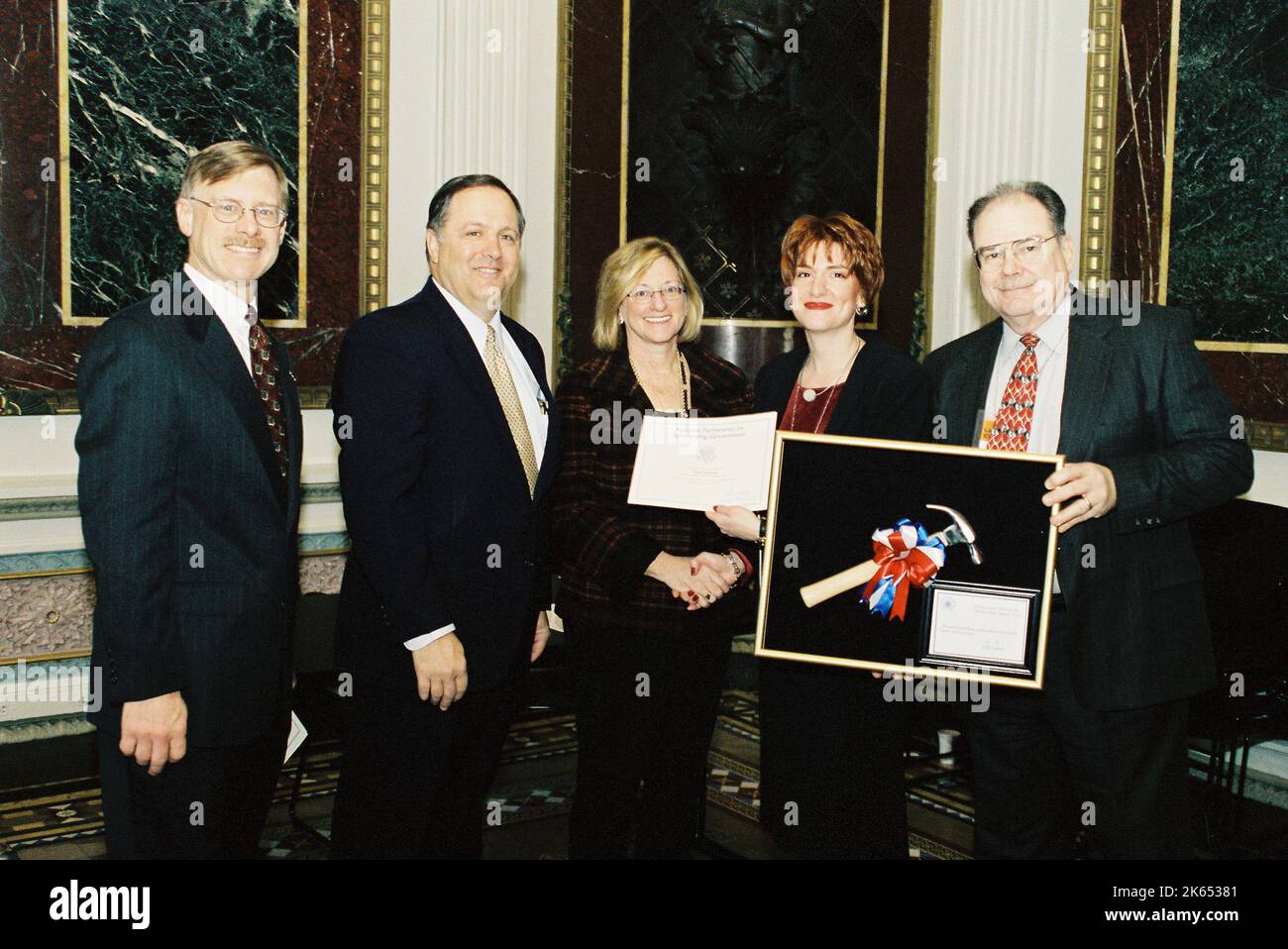 Beschäftigungs- und Ausbildungsverwaltung – Nationale Partnerschaft für die Neuerfindung der Regierung der Hammer-Preis von Vizepräsident Al Gore für Zugang zu Amerika für das Inter-Agency-Team der Arbeitnehmer Stockfoto