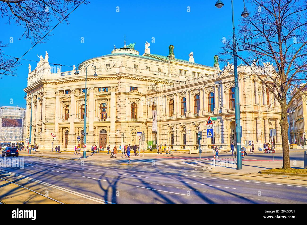 WIEN, ÖSTERREICH - 17. FEBRUAR 2019: Burgtheater und Verkehr auf der Ringstraße, am 17. Februar in Wien Stockfoto