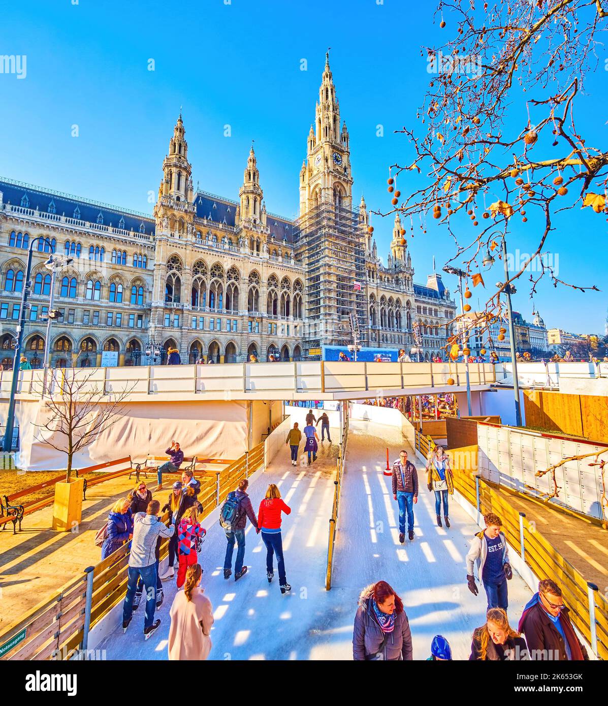 WIEN, ÖSTERREICH - 17. FEBRUAR 2019: Die berühmte Wiener Eisbahn am Rathausplatz ist am Februar der beste Ort zum Schlittschuhlaufen im Zentrum der Stadt Stockfoto