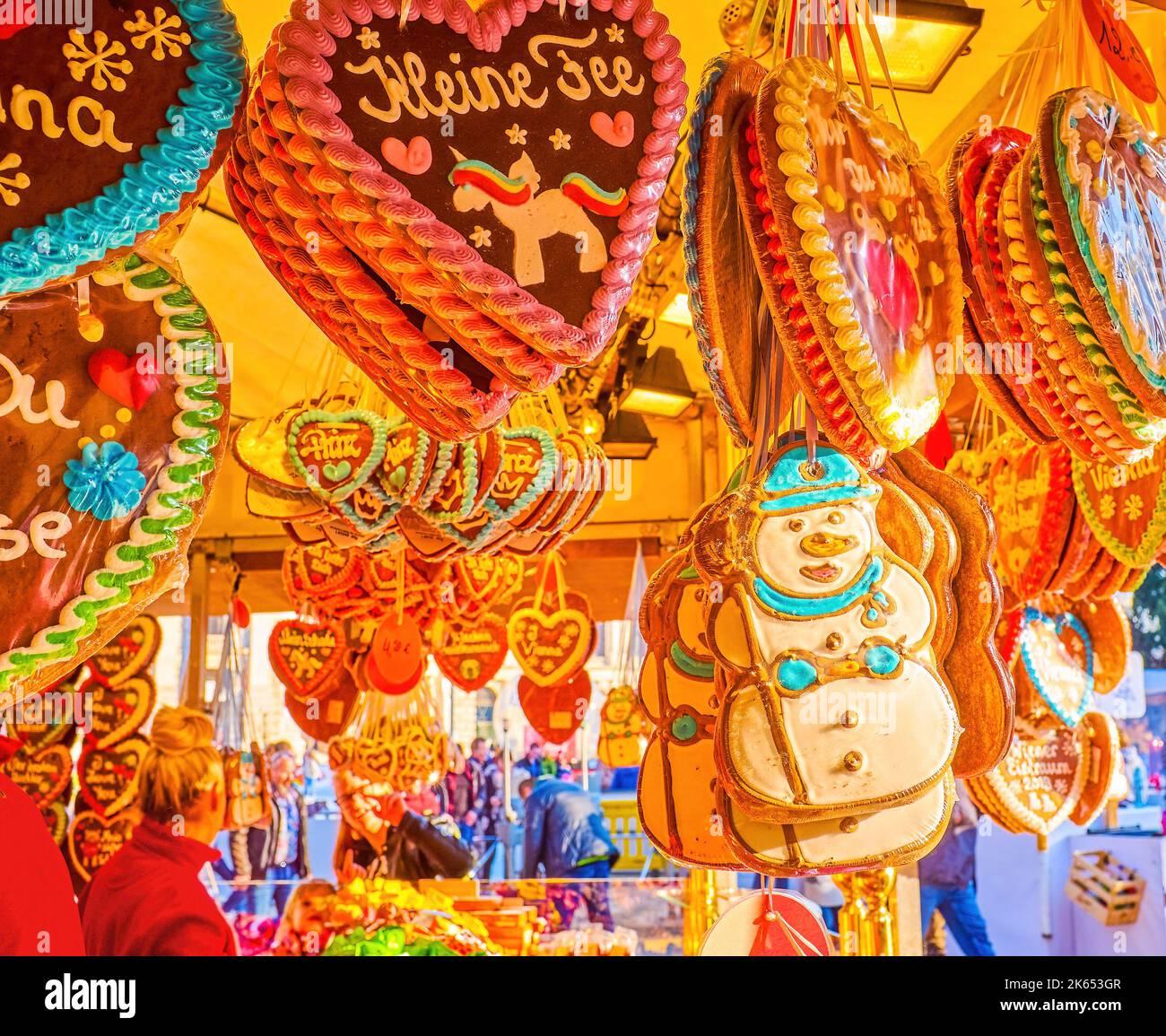 Traditionelle Wintergugerbrote in Form von Eismann auf dem Wintermarkt am Rathausplatz in Wien, Österreich Stockfoto