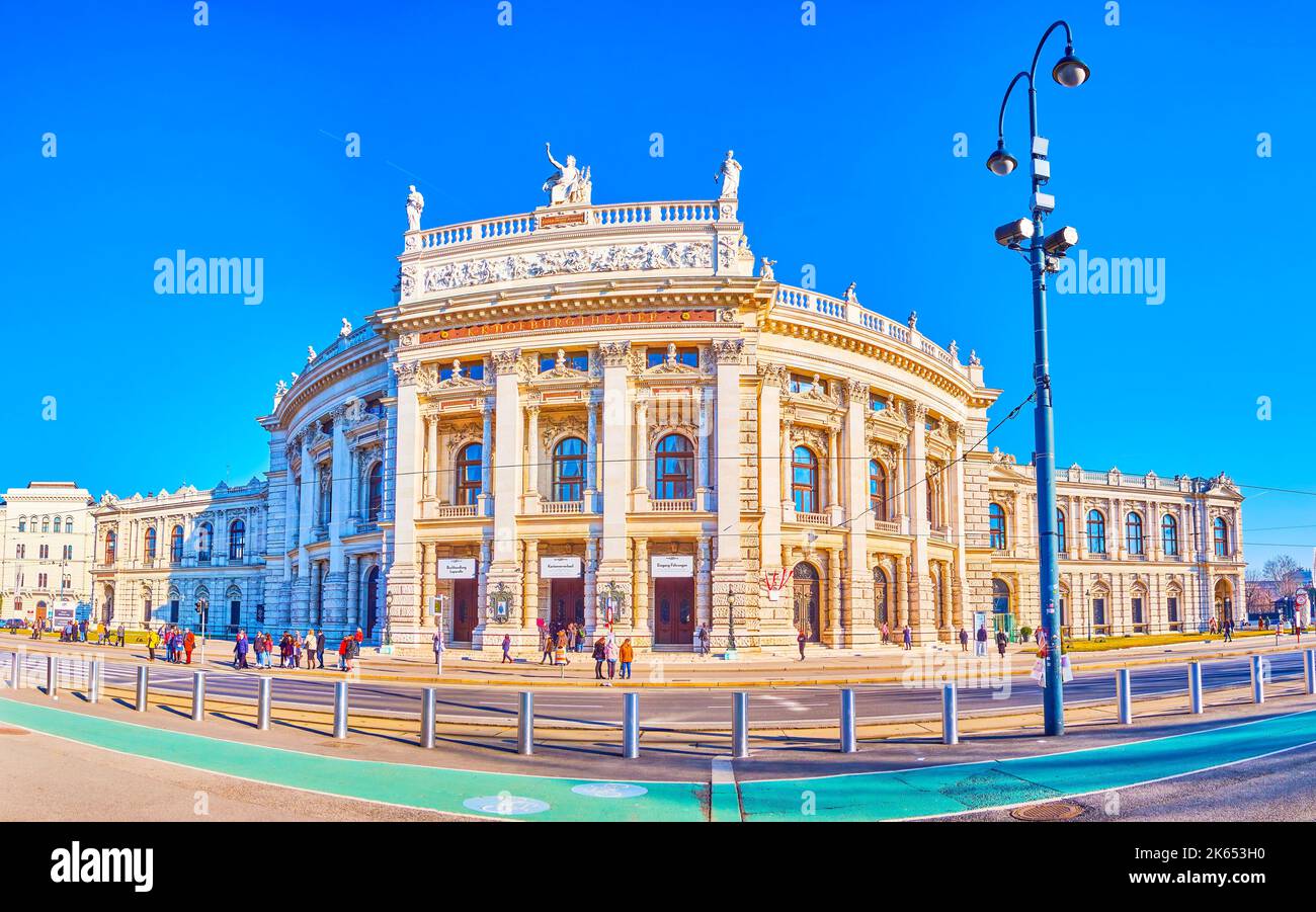 WIEN, ÖSTERREICH - 17. FEBRUAR 2019: Panorama des Burgtheaters gegenüber der Ringstraße, am 17. Februar in Wien Stockfoto