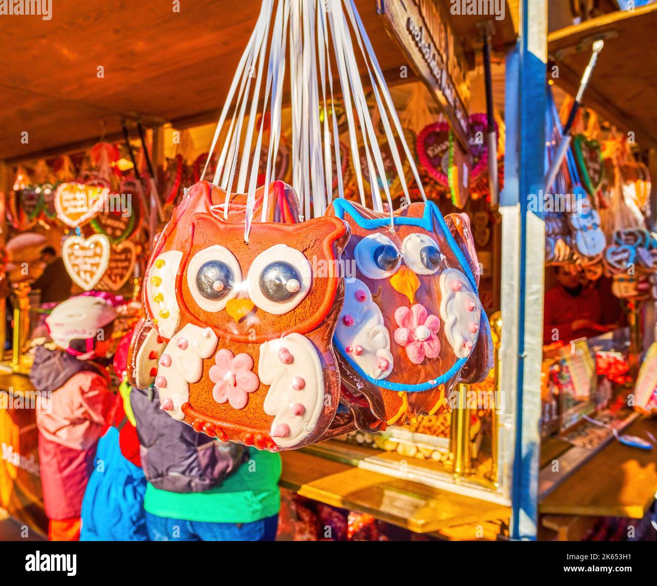 Sweet's Stand auf dem Wintermarkt bietet traditionelle Lebkuchen in Form einer Eule am Rathausplatz in Wien, Österreich Stockfoto