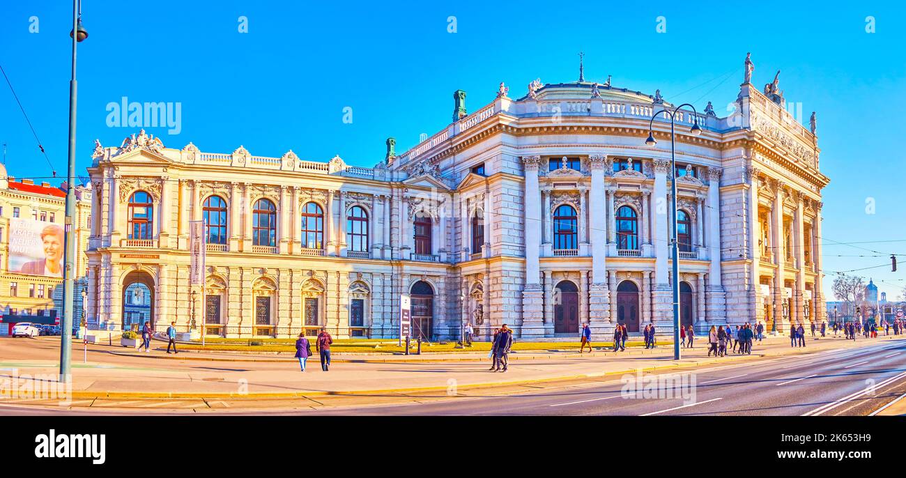 WIEN, ÖSTERREICH - 17. FEBRUAR 2019: Panoramablick auf das Burgtheater, das historische Kaisertheater der Ringstraße, am 17. Februar in Wien Stockfoto