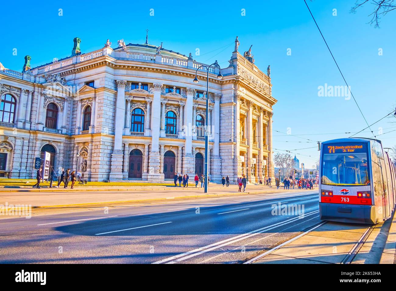 WIEN, ÖSTERREICH - 17. FEBRUAR 2019: Die moderne Stadtbahn hält am 17. Februar in Wien, Austr Stockfoto