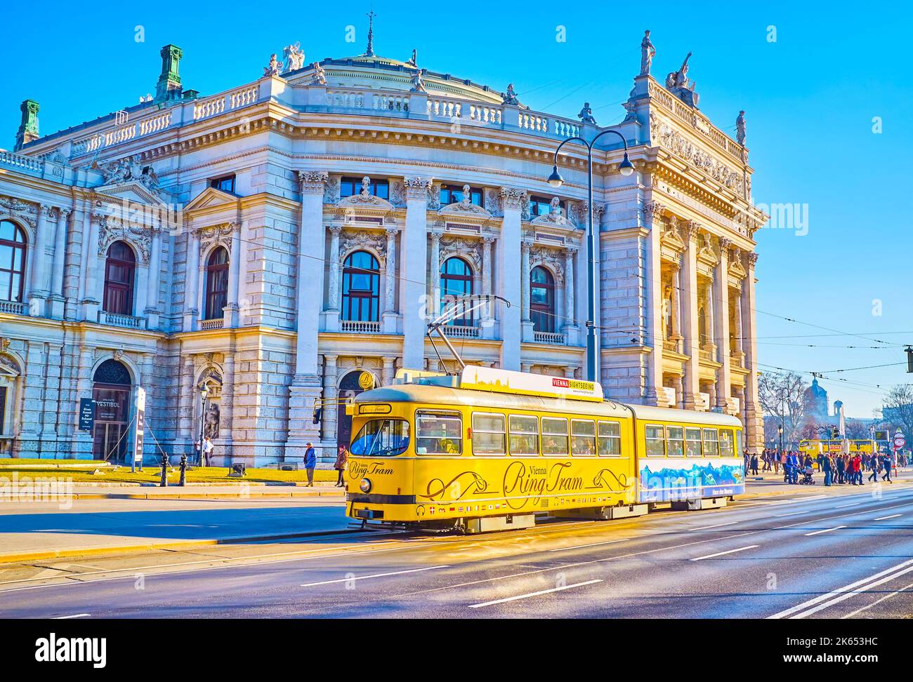 WIEN, ÖSTERREICH - 17. FEBRUAR 2019: Gelbe Oldtimer-Straßenbahn fährt am 17. Februar in Wien, Österreich, am Burgtheater vorbei Stockfoto