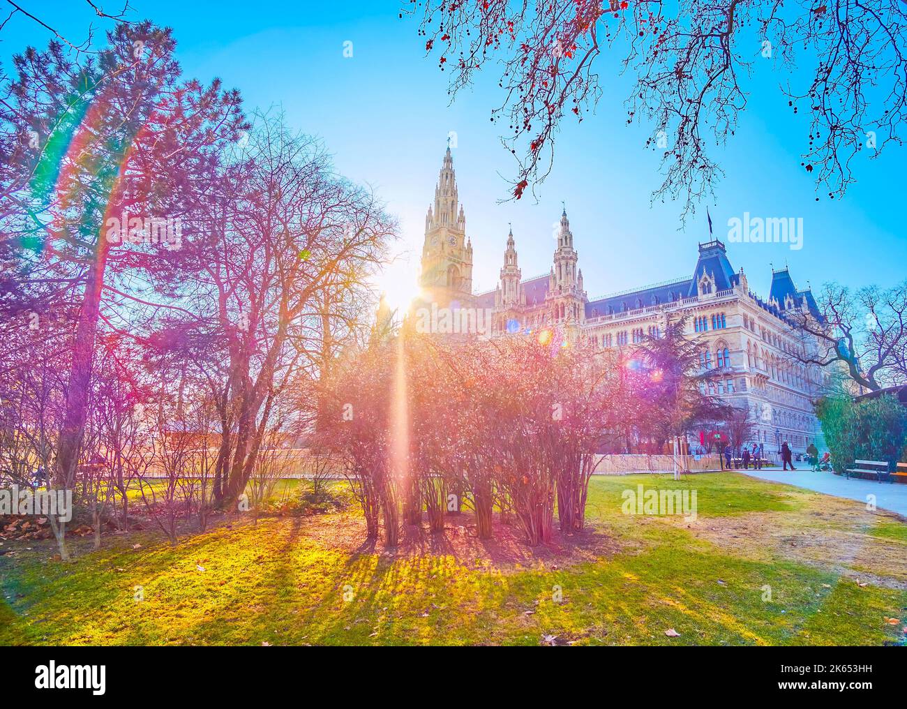 Abendspaziergang im Park am Rathausplatz, Beobachtung des großen Rathauses und der Wintermesse, Wien, Österreich Stockfoto