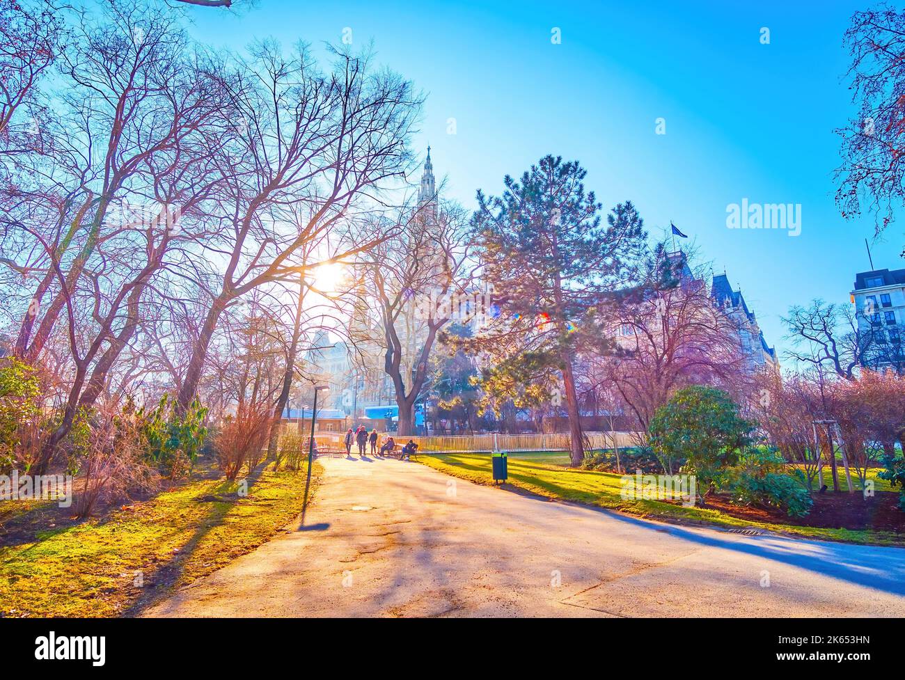 Genießen Sie einen angenehmen Abendspaziergang auf dem Park am Rathausplatz im Herzen von Wien, Österreich Stockfoto