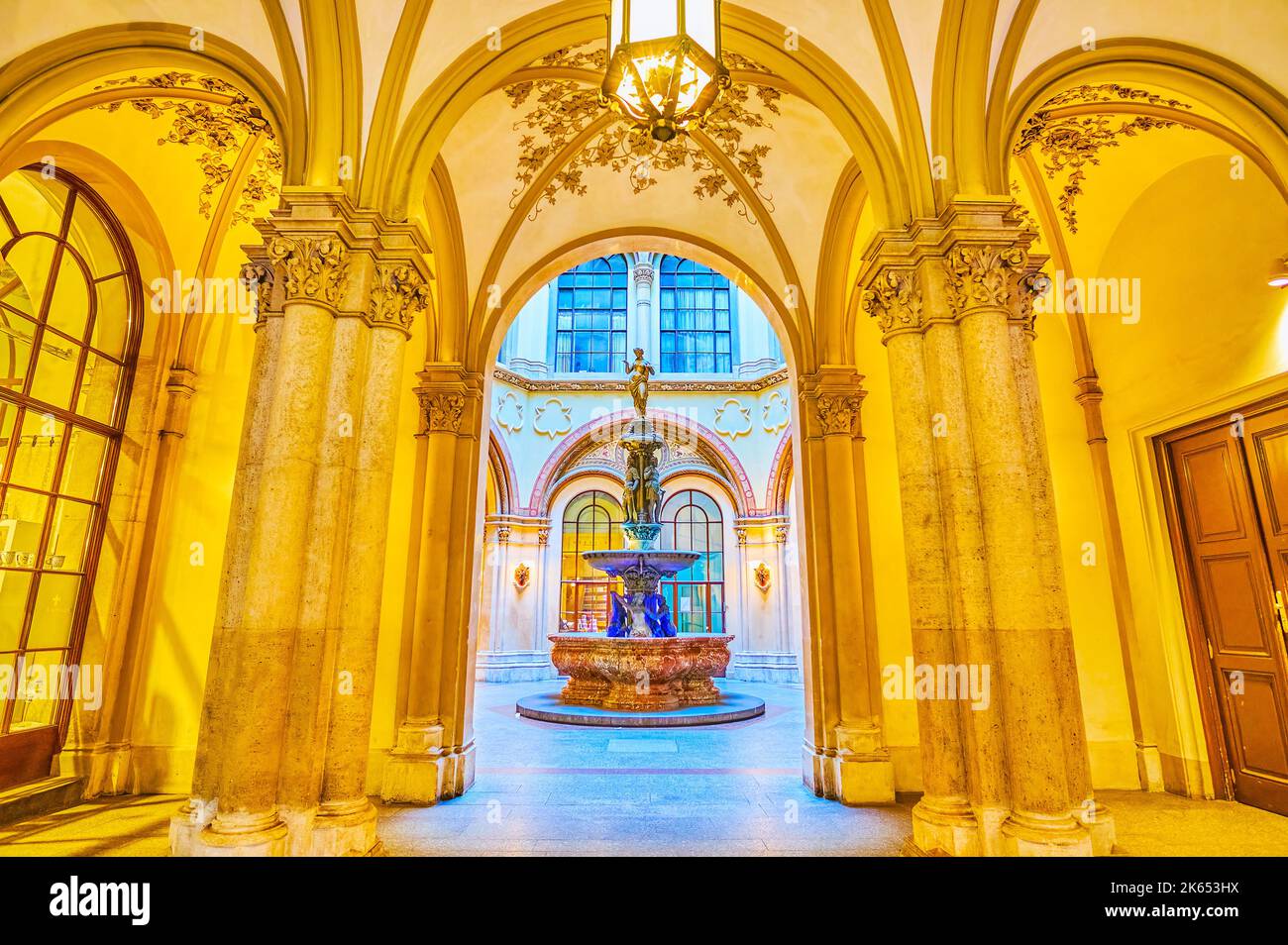 WIEN, ÖSTERREICH - 17. FEBRUAR 2019: Das herausragende Interieur des Palais Ferstel, der historischen Einkaufspassage mit einem Brunnen im Innenhof, am Februar Stockfoto