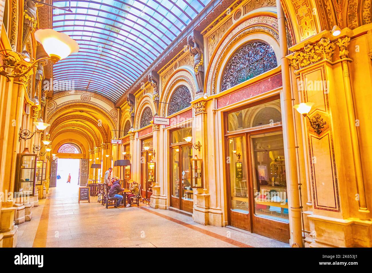 WIEN, ÖSTERREICH - 17. FEBRUAR 2019: Die Durchgangsarkaden des Palais Ferstel, dem historischen Einkaufszentrum, am 17. Februar in Wien, Österreich Stockfoto