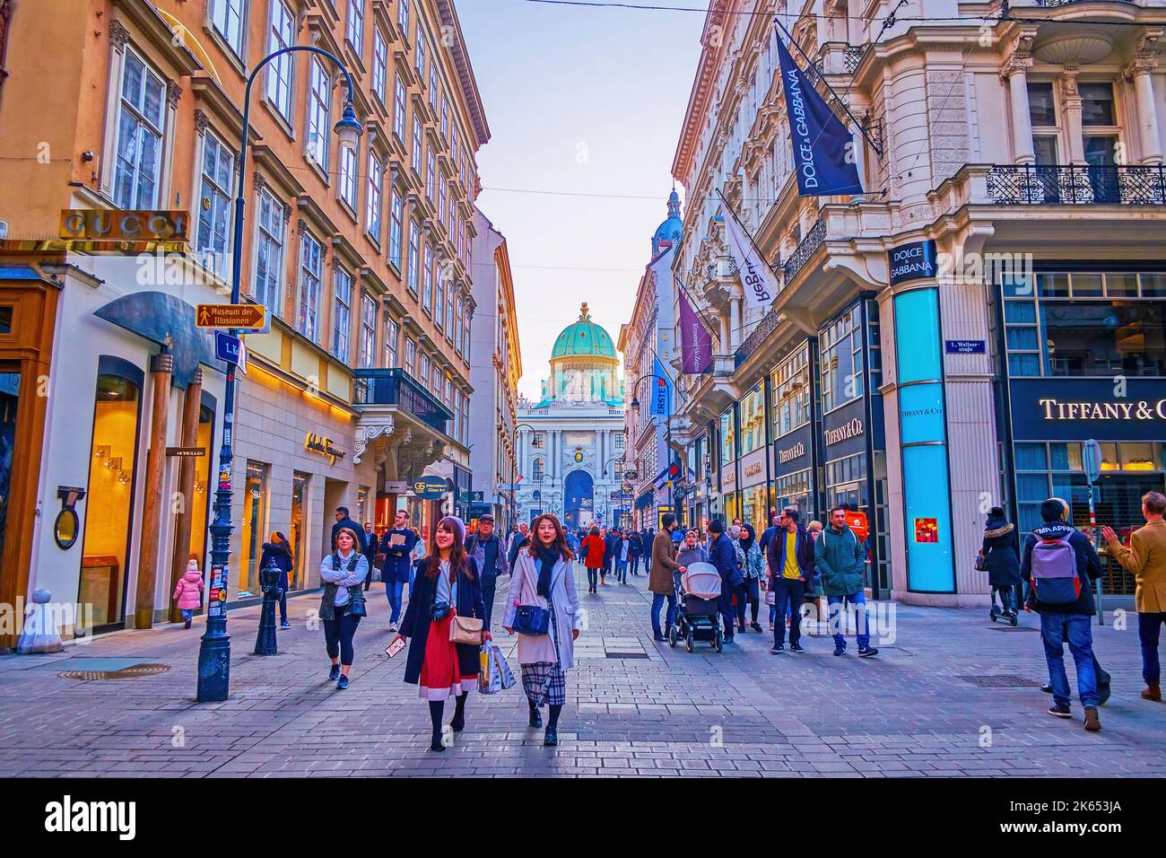 WIEN, ÖSTERREICH - 17. FEBRUAR 2019: Die überfüllte Kohlmarkt-Einkaufsstraße am Abend, am 17. Februar in Wien, Österreich Stockfoto