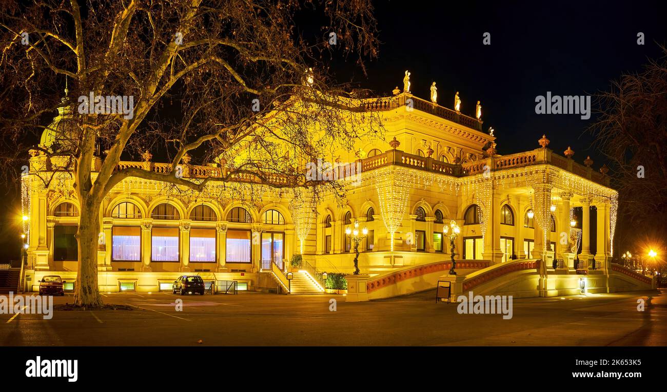 Panorama des Kursalon-Gebäudes im Nachtlicht, gelegen im Wiener Stadtpark, Österreich Stockfoto