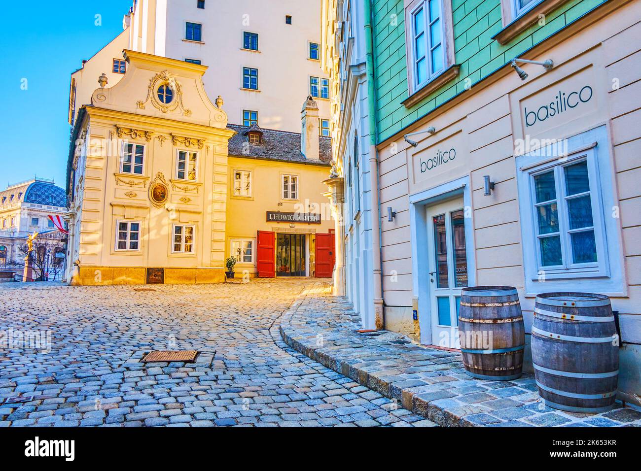 WIEN, ÖSTERREICH - 17. FEBRUAR 2019: Molker Bastei mit mittelalterlichen Häusern und traditionellen Restaurants, am 17. Februar in Wien, Österreich Stockfoto