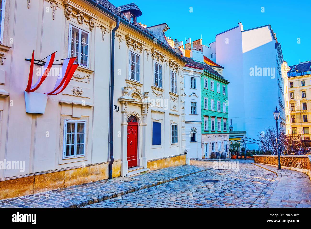 WIEN, ÖSTERREICH - 17. FEBRUAR 2019: Historisches Dreimaderlhaus in Molker Bastei, dem ältesten Teil der Stadt, am 17. Februar in Wien, Austr Stockfoto