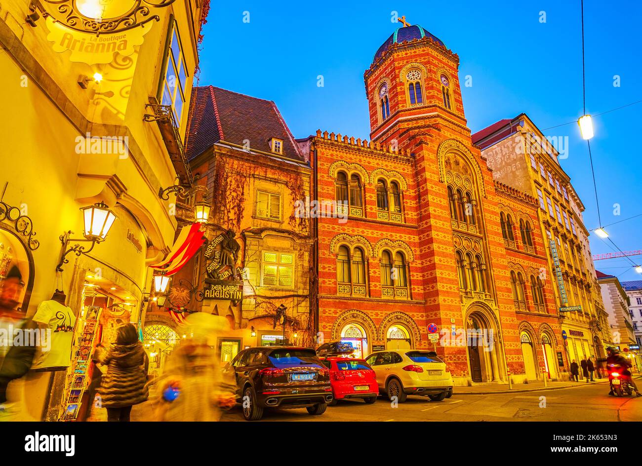 WIEN, ÖSTERREICH - 17. FEBRUAR 2019: Die herausragende griechisch-orthodoxe Dreifaltigkeitskirche in der Altstadt, am 17. Februar in Wien, Österreich Stockfoto WIEN, ÖSTERREICH - 17. FEBRUAR 2019: Die herausragende griechisch-orthodoxe Dreifaltigkeitskirche in der Altstadt, am 17. Februar in Wien, Österreich Stockfoto
