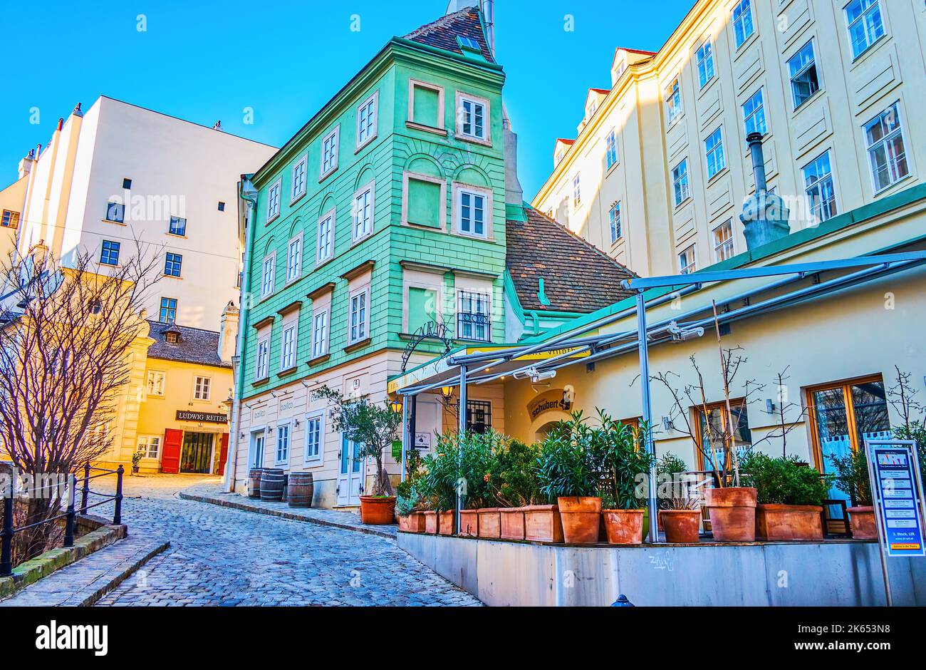 WIEN, ÖSTERREICH - 17. FEBRUAR 2019: Molker Bastei ist ein winziges Viertel im Stadtteil Innere Stadt mit erhaltenen mittelalterlichen Häusern und gemütlichen Restaurants, am Februar Stockfoto