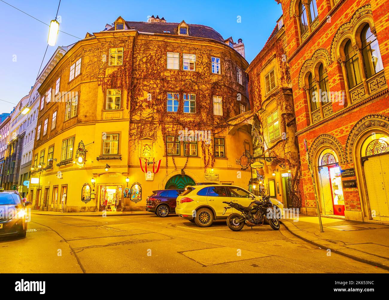 WIEN, ÖSTERREICH - 17. FEBRUAR 2019: Der späte Abendspaziergang in der Wiener Altstadt, die große mittelalterliche Architektur beobachtet, am 17. Februar in Wien, Ein Stockfoto WIEN, ÖSTERREICH - 17. FEBRUAR 2019: Der späte Abendspaziergang in der Wiener Altstadt, die große mittelalterliche Architektur beobachtet, am 17. Februar in Wien, Ein Stockfoto