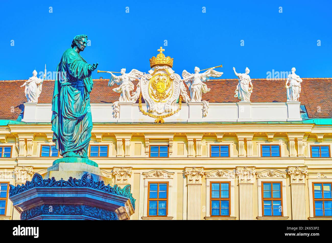Das Denkmal für Kaiser Franz I. mit Fassade des Reichskanzlerflügels der Hofburg, Wien, Österreich Stockfoto
