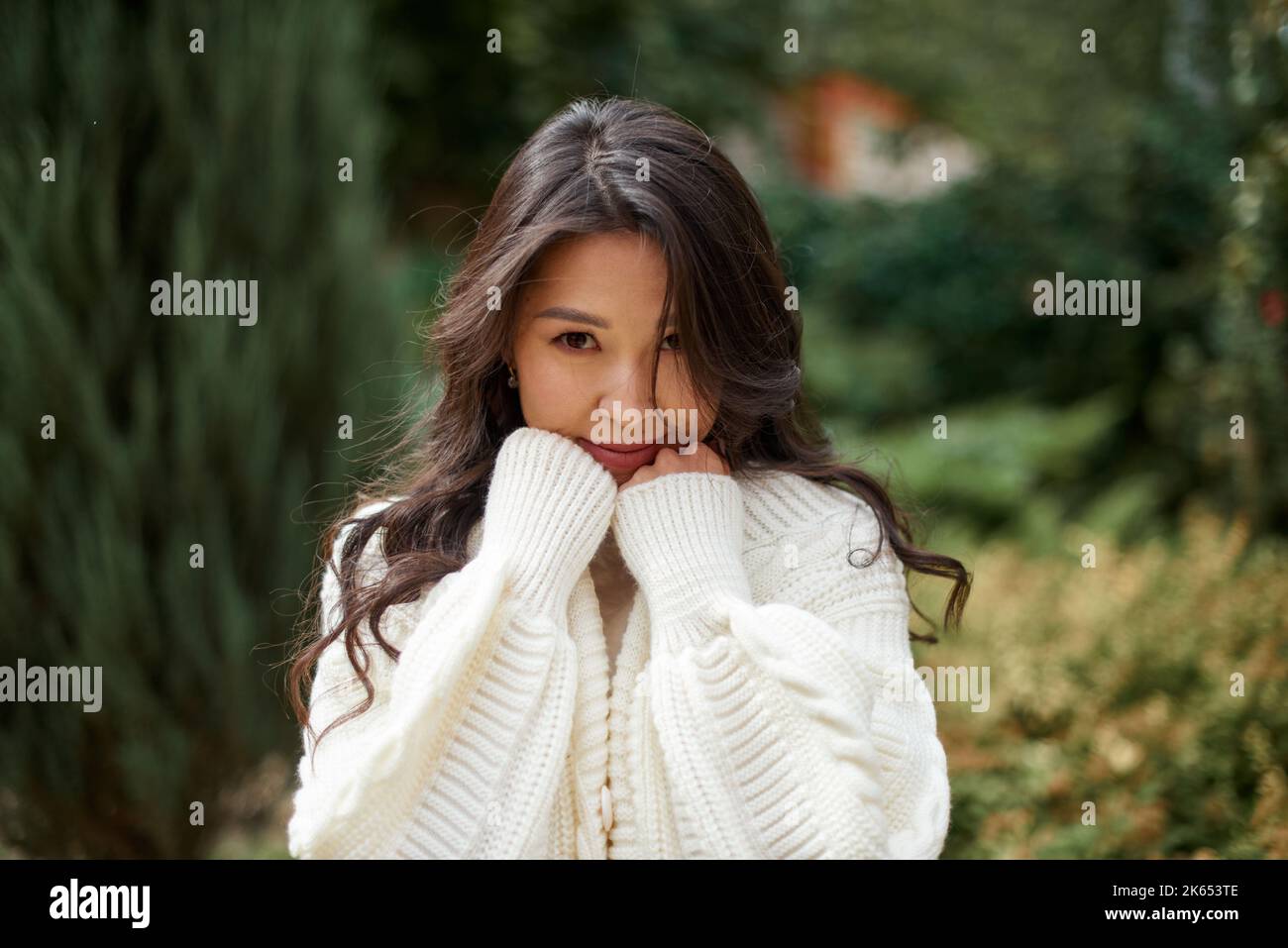 Portrait schöne asiatische kasachische Brünette Frau mit fliegenden langen Haaren Stockfoto