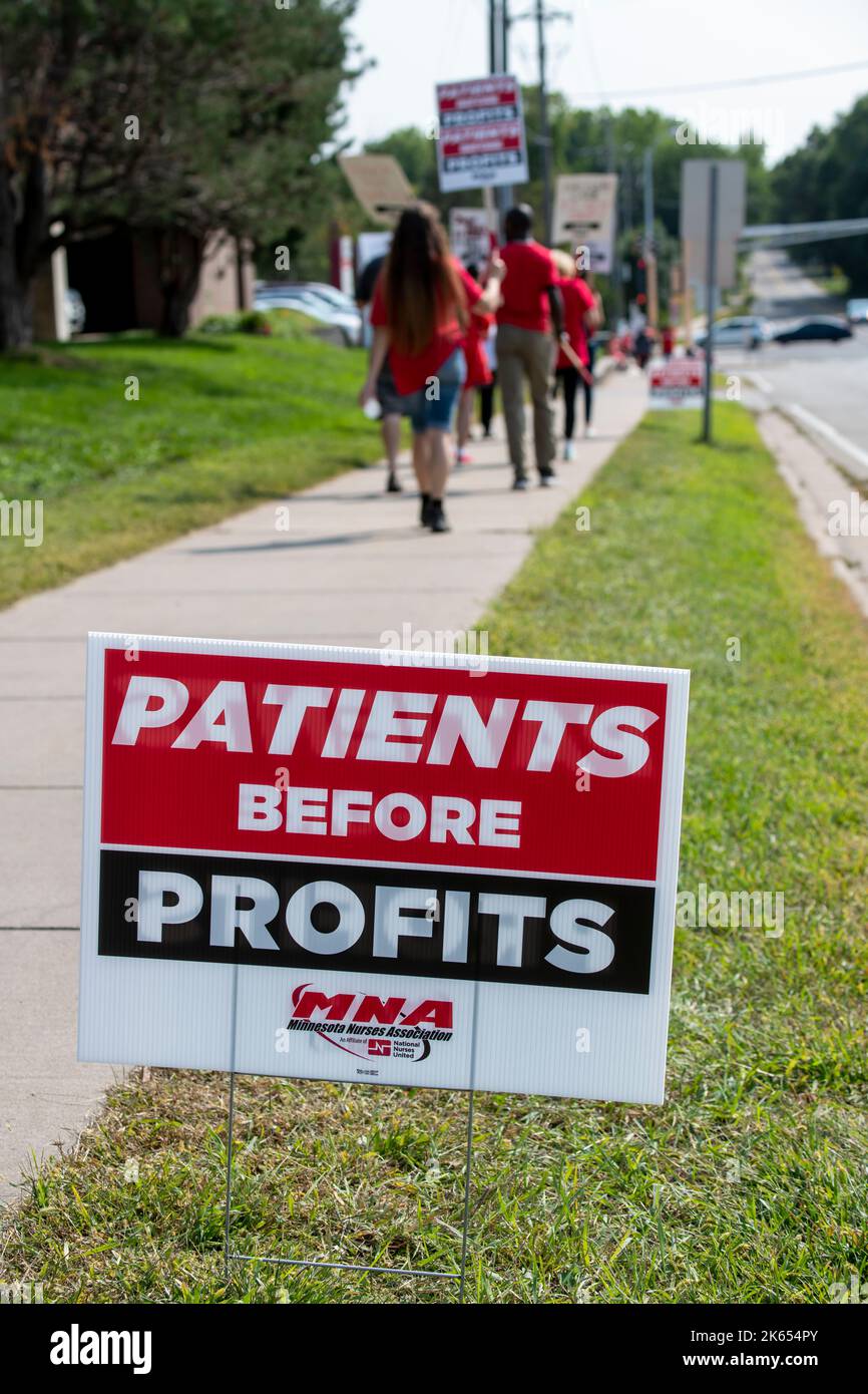 Maplewood, Minnesota. Krankenschwestern streiken drei Tage lang in 16 Krankenhäusern in den Twin Cities, um bessere Löhne, bessere Personalausstattung und bessere Mitarbeiterrete zu erreichen Stockfoto