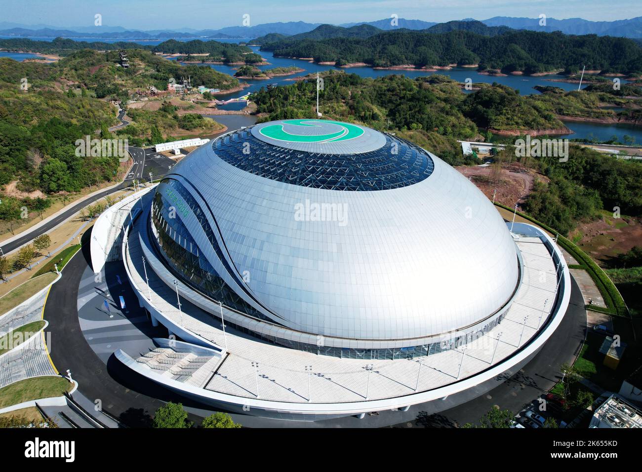 HANGZHOU, CHINA - 11. OKTOBER 2022 - eine Luftaufnahme zeigt den Radpavillon beim Veranstaltungsort der Asienspiele von Hangzhou am Ufer des Qiandao-Sees in Hang Stockfoto
