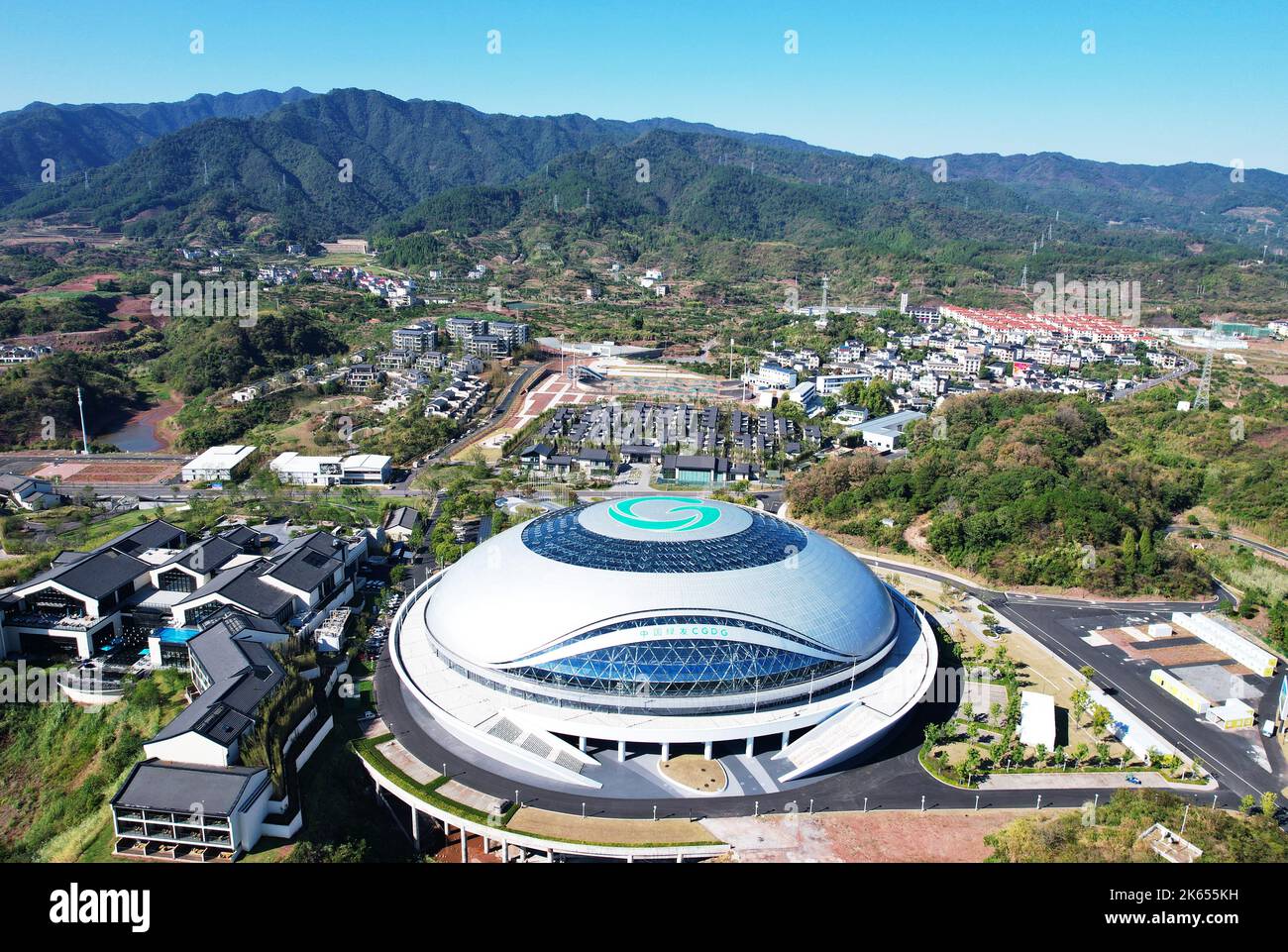 HANGZHOU, CHINA - 11. OKTOBER 2022 - eine Luftaufnahme zeigt den Radpavillon beim Veranstaltungsort der Asienspiele von Hangzhou am Ufer des Qiandao-Sees in Hang Stockfoto