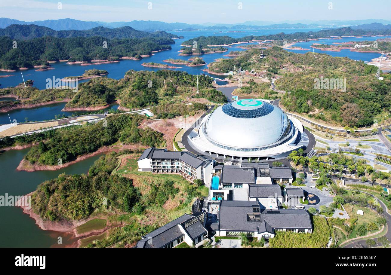 HANGZHOU, CHINA - 11. OKTOBER 2022 - eine Luftaufnahme zeigt den Radpavillon beim Veranstaltungsort der Asienspiele von Hangzhou am Ufer des Qiandao-Sees in Hang Stockfoto
