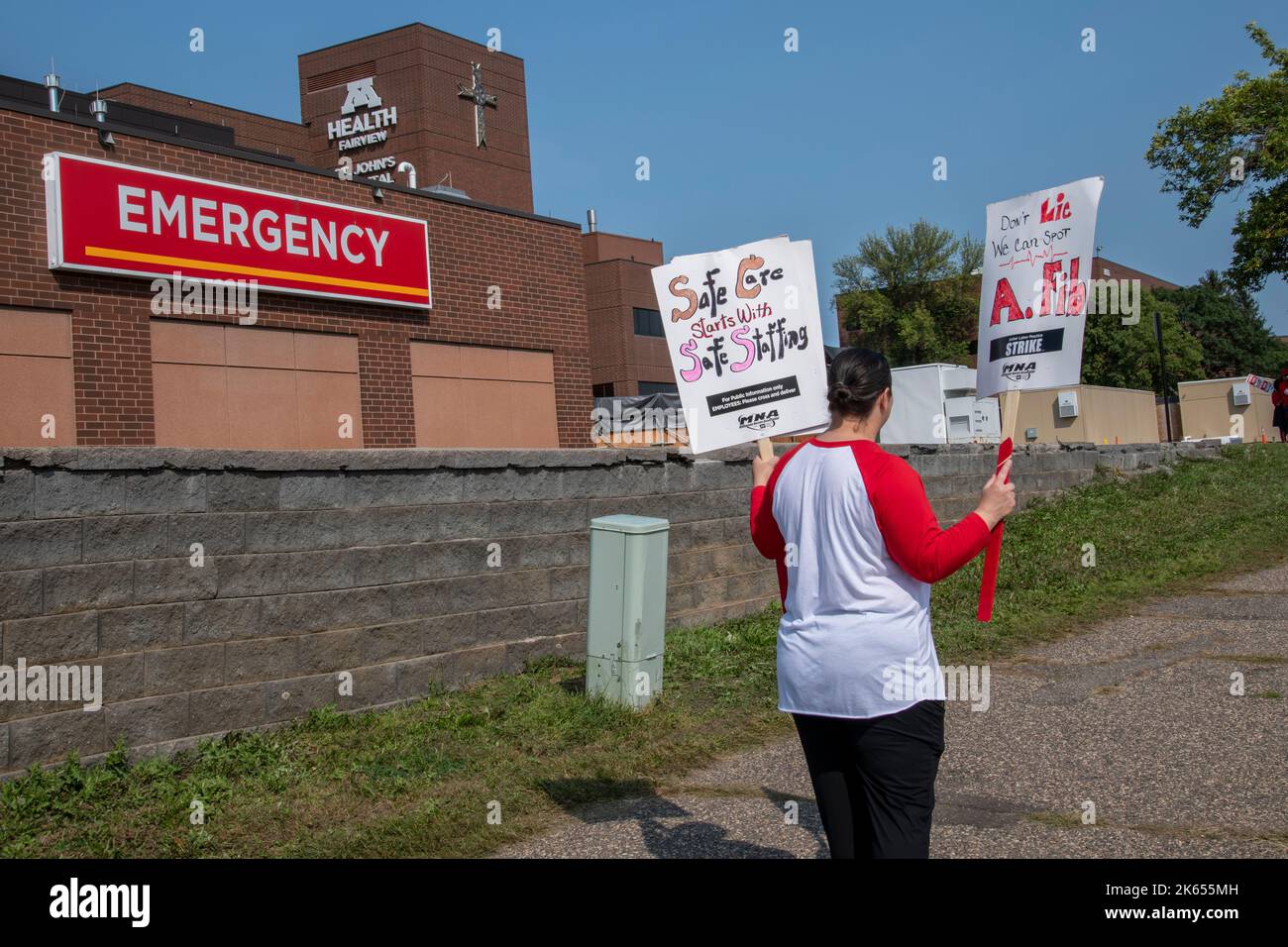 Maplewood, Minnesota. Krankenschwestern streiken drei Tage lang in 16 Krankenhäusern in den Twin Cities, um bessere Löhne, bessere Personalausstattung und bessere Mitarbeiterrete zu erreichen Stockfoto