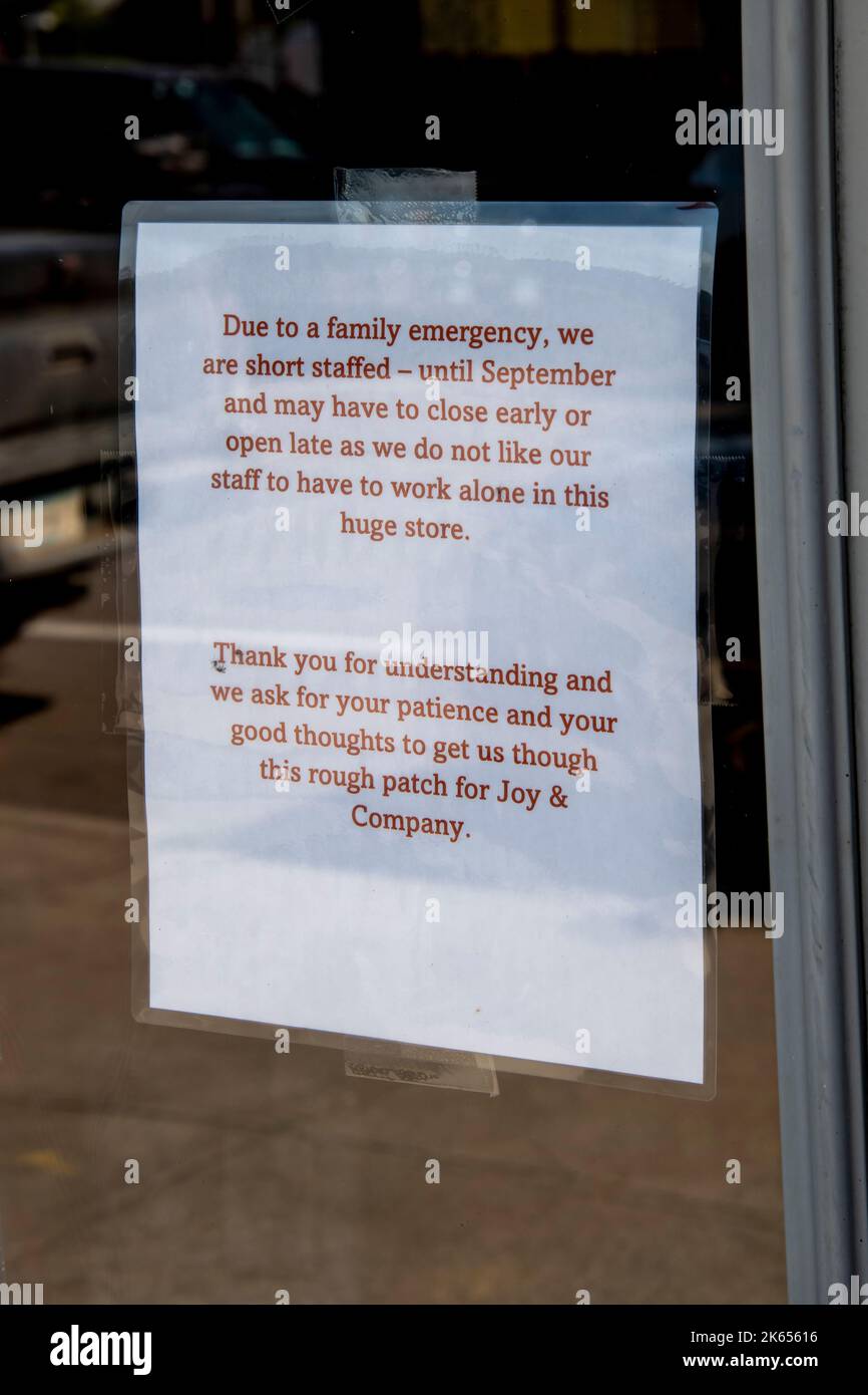 Grand Marais, Minnesota. Freude und Gesellschaft. Geschenke-Posts unterschreiben im Fenster, das angibt, dass sie aufgrund von familiären Notfällen zu wenig besetzt sind und früh schließen werden Stockfoto