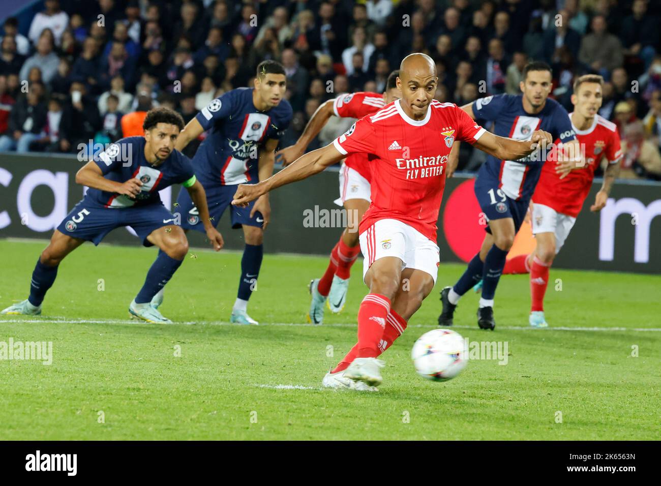 Paris, Frankreich. 11. Oktober 2022. Benficas Joao Mario (vorne) tritt beim UEFA Champions League-Fußballspiel der Gruppe H zwischen Paris Saint-Germain und SL Benfica am 11. Oktober 2022 im Parc des Princes in Paris, Frankreich, eine Strafe aus. Kredit: Rit Heize/Xinhua/Alamy Live Nachrichten Stockfoto