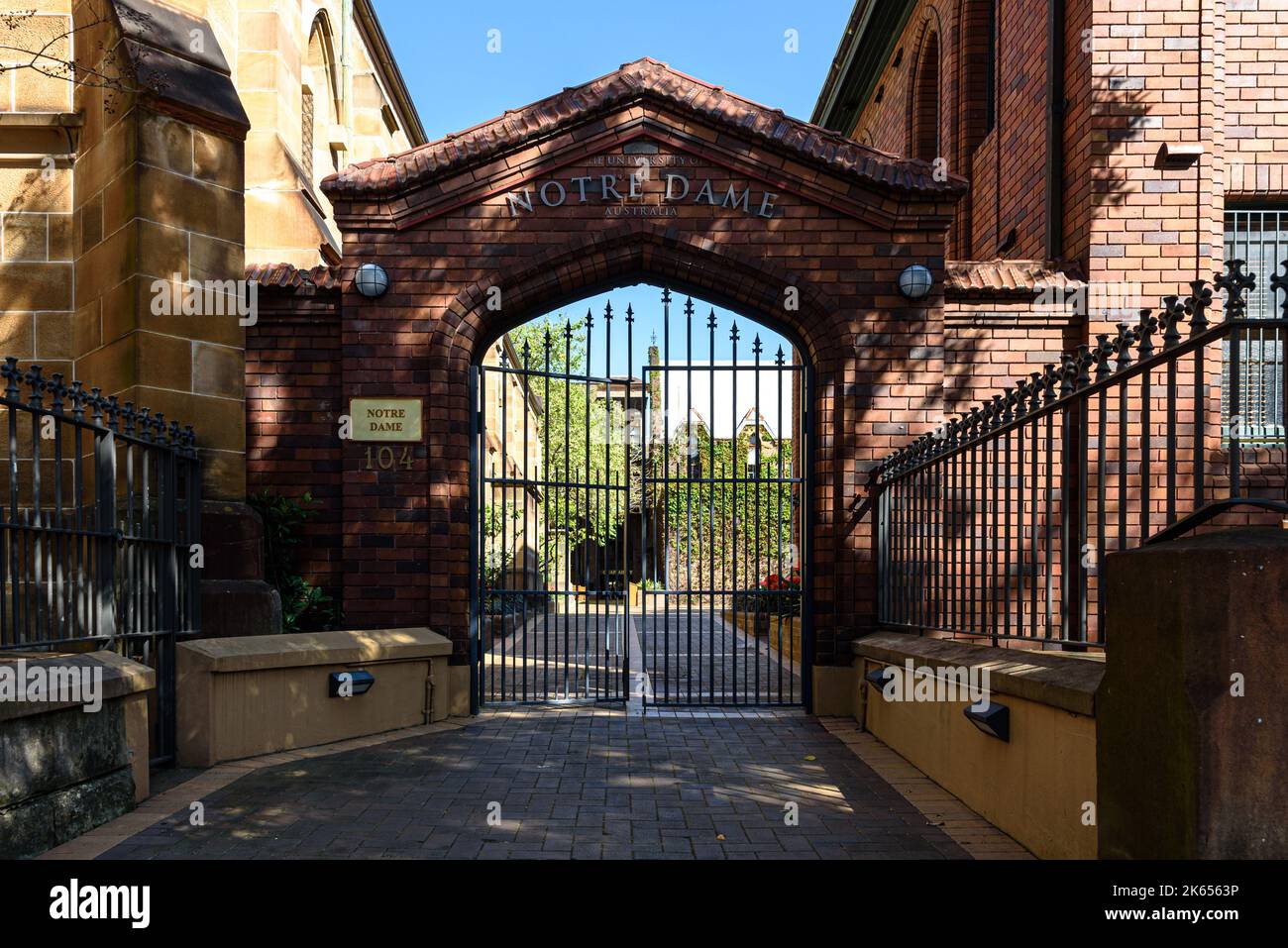 Ein Tor zur University of Notre Dame Australia auf dem Chippendale Campus in Sydney Stockfoto