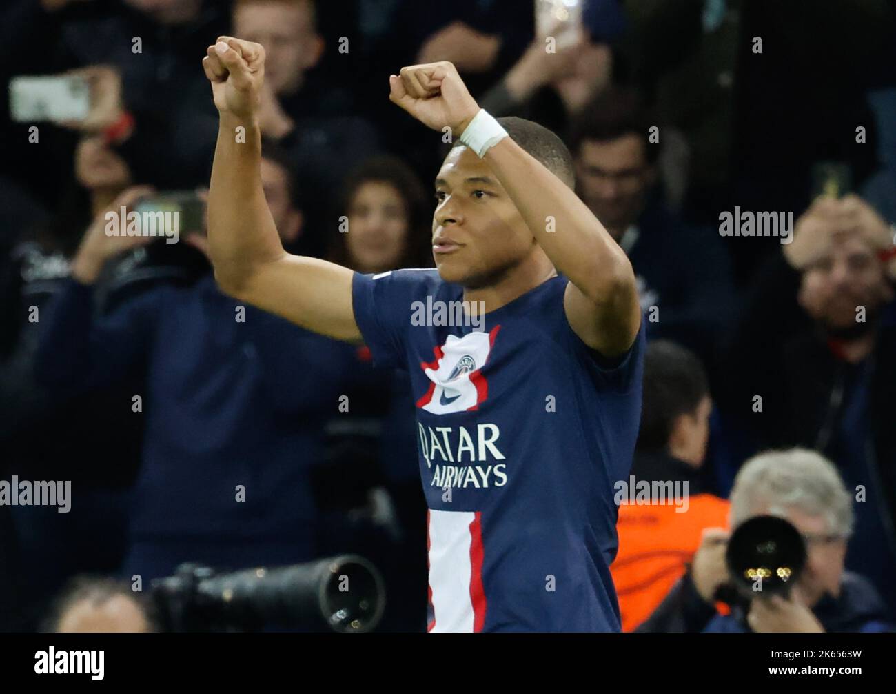 Paris, Frankreich. 11. Oktober 2022. Kylian Mbappe von Paris Saint-Germain feiert sein Tor während des UEFA Champions League-Fußballspiels der Gruppe H zwischen Paris Saint-Germain und SL Benfica im Parc des Princes in Paris, Frankreich, am 11. Oktober 2022. Kredit: Rit Heize/Xinhua/Alamy Live Nachrichten Stockfoto